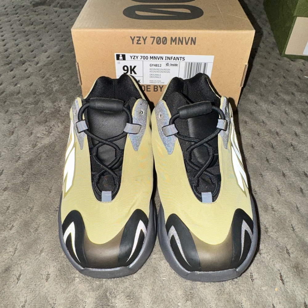 Worn 1x for a Photoshoot. Yeezy 700 Little kids size 9. Final Sale - Picture 1 of 3